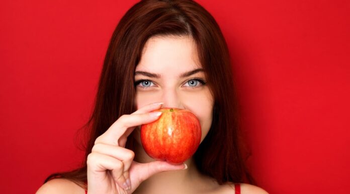 ¿Por qué Comer una Manzana por la Noche?